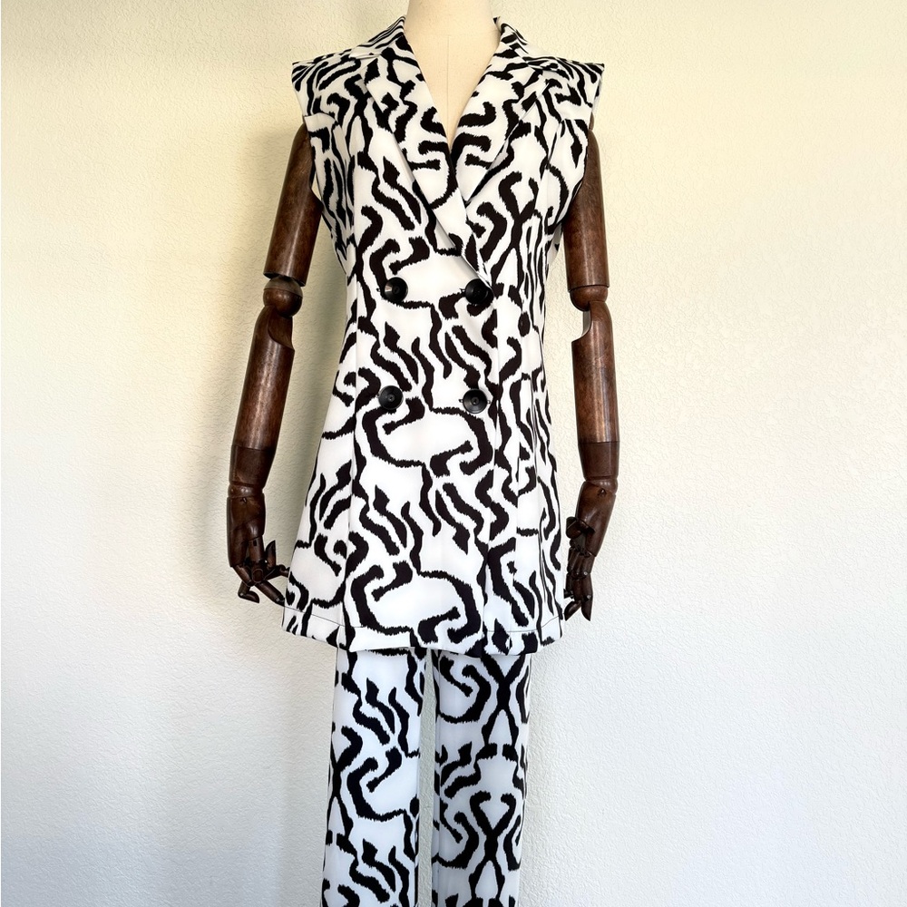 Black & White Printed Women's Sleeveless Blazer and Pants Set